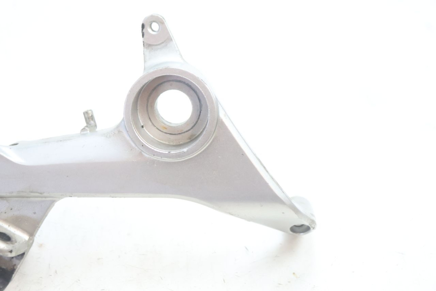 photo de FRONT RIGHT FOOTREST MOUNT HONDA VFR FI RC46 800 (1998 - 2001) - Alternative perspective