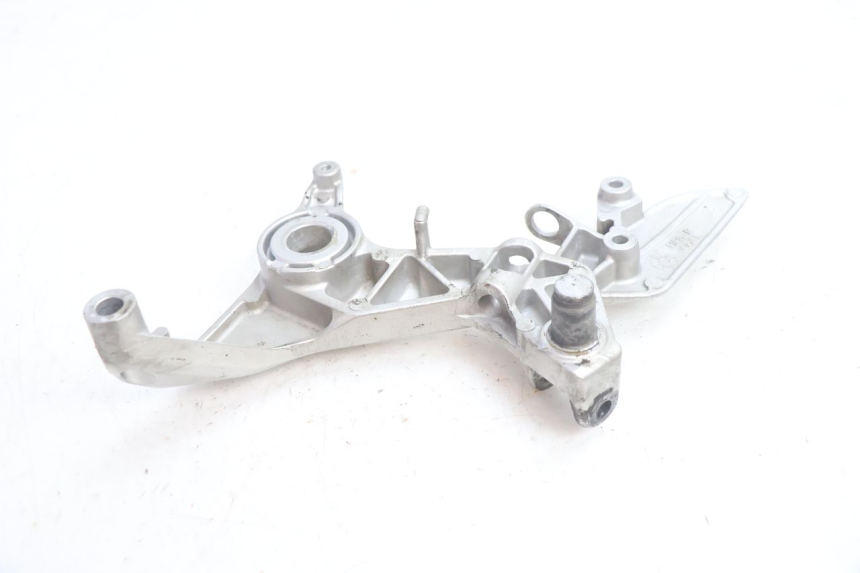 photo de FRONT RIGHT FOOTREST MOUNT HONDA VFR FI RC46 800 (1998 - 2001) - Fixing points details
