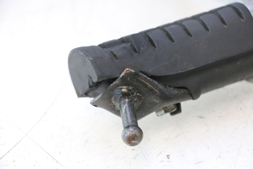 photo de FRONT RIGHT FOOTREST MOUNT DAELIM VJ ROADWIN 125 (2004 - 2007) - Component detail