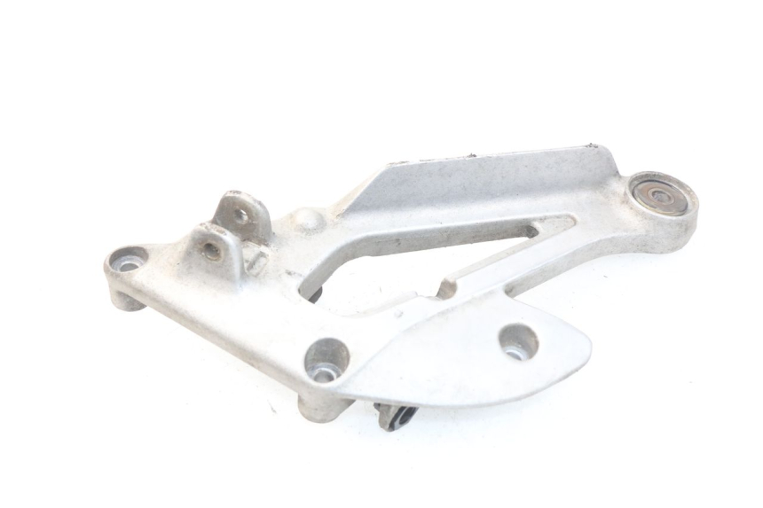 photo de FRONT RIGHT FOOTREST MOUNT YAMAHA XJ600 XJ DIVERSION 600 (1992 - 1997) - Alternative perspective