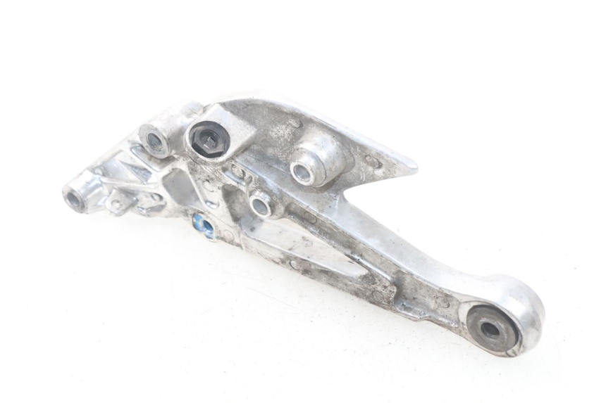 photo de FRONT RIGHT FOOTREST MOUNT YAMAHA XJ600 XJ DIVERSION 600 (1992 - 1997) - Alternative perspective