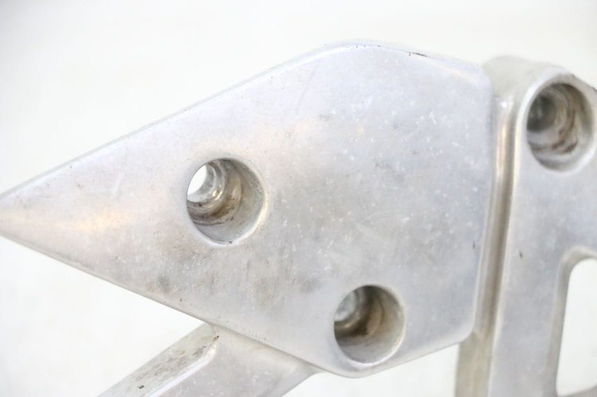 photo de FRONT RIGHT FOOTREST MOUNT YAMAHA XJN DIVERSION 600 (2000 - 2003) - Zoom on usage condition