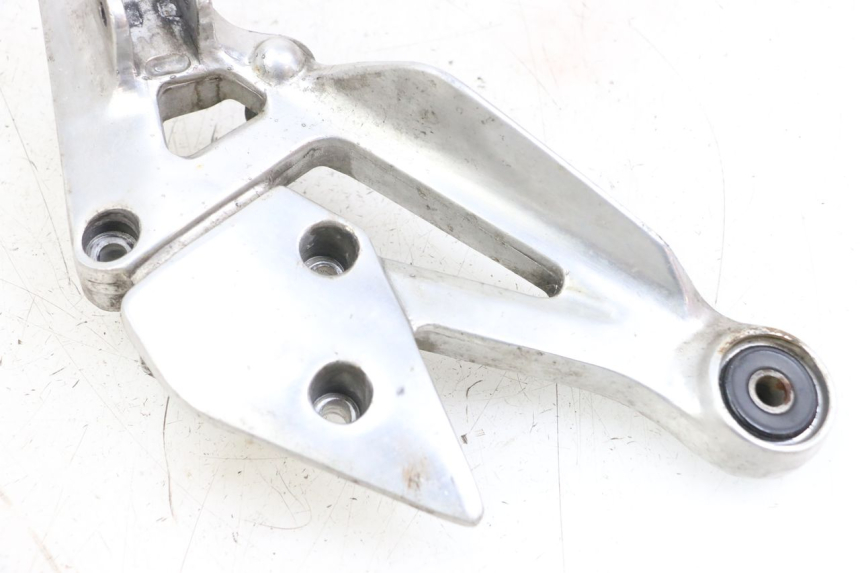 photo de FRONT RIGHT FOOTREST MOUNT YAMAHA XJS DIVERSION 600 (1997 - 1999) - Component detail