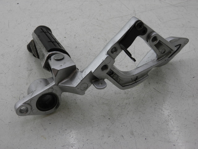 photo de FRONT RIGHT FOOTREST MOUNT YAMAHA FJR 1300 (2004 - 2005) - Component detail