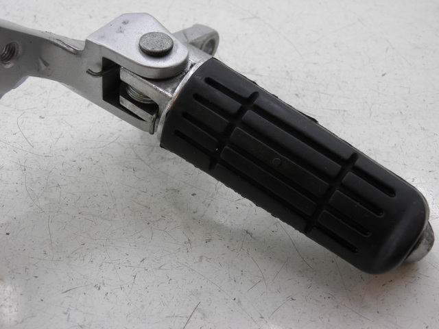 photo de FRONT RIGHT FOOTREST MOUNT YAMAHA FJR 1300 (2004 - 2005) - Alternative perspective