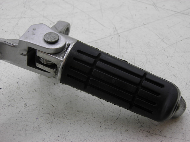 photo de FRONT RIGHT FOOTREST MOUNT YAMAHA FJR 1300 (2004 - 2005) - Technical close-up