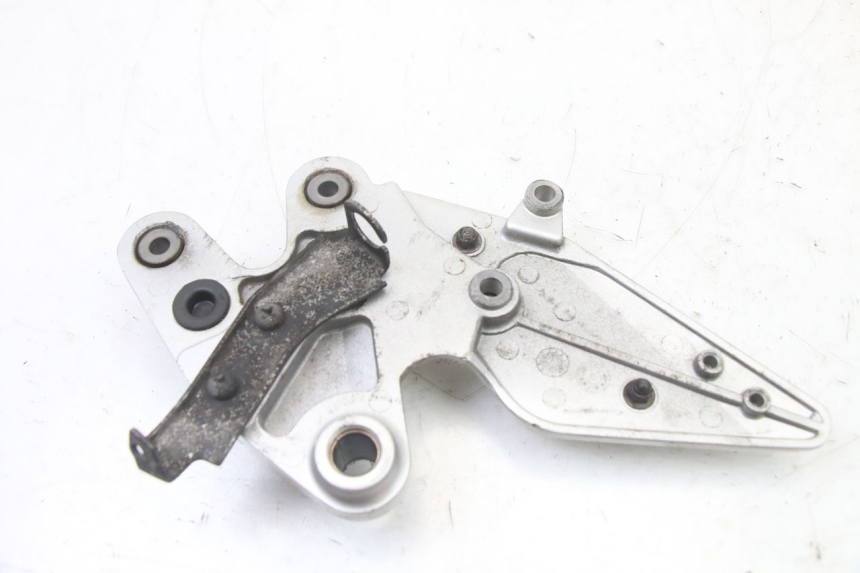 photo de FRONT RIGHT FOOTREST MOUNT YAMAHA FZ6 FAZER S2 600 (2007 - 2011) - Technical close-up