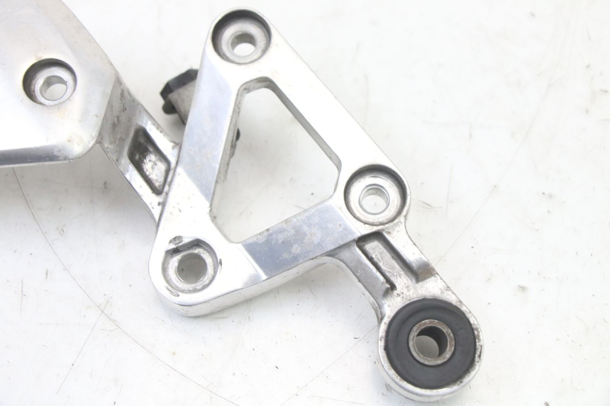 photo de RIGHT FRONT FOOTREST BRACKET YAMAHA FZS FAZER 600 (2001 - 2003) - Zoom on usage condition