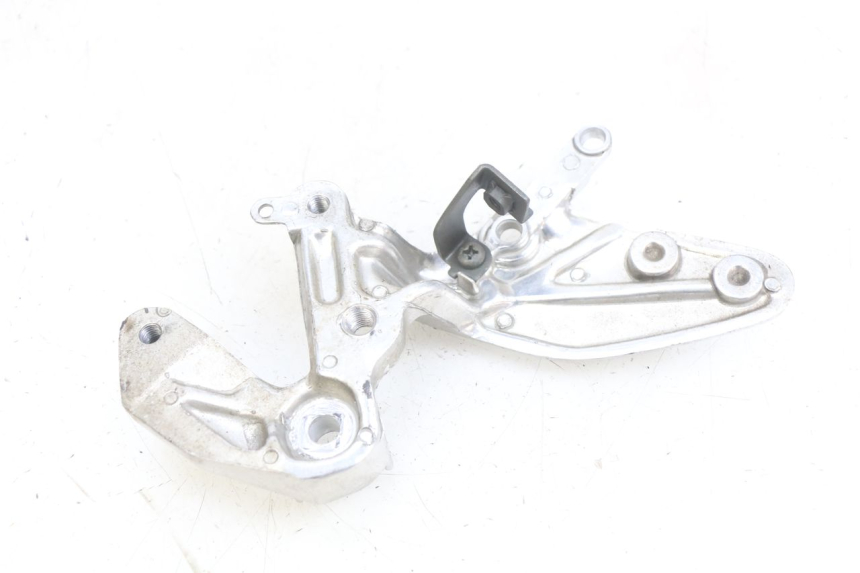 photo de RIGHT FRONT FOOTREST BRACKET YAMAHA YZF R THUNDERCAT 600 (1996 - 2003) - Zoom on usage condition