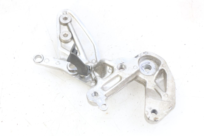 photo de RIGHT FRONT FOOTREST BRACKET YAMAHA YZF R THUNDERCAT 600 (1996 - 2003) - Alternative perspective