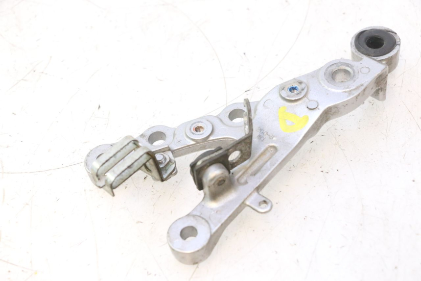 photo de FRONT RIGHT FOOTREST MOUNT YAMAHA YZF R6 600 (2008 - 2009) - Technical close-up