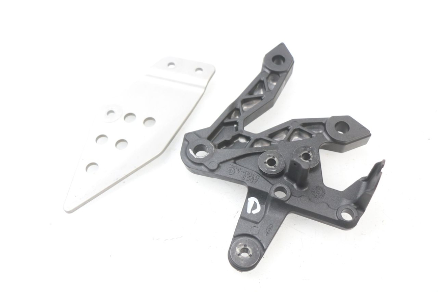 photo de FRONT RIGHT FOOTREST MOUNT KAWASAKI Z ABS 750 (2007 - 2013) - Component detail