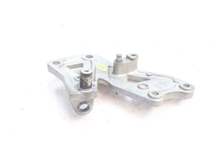 photo de FRONT RIGHT FOOTREST MOUNT KAWASAKI ZZR 600 (1995 - 2004) - Alternative perspective