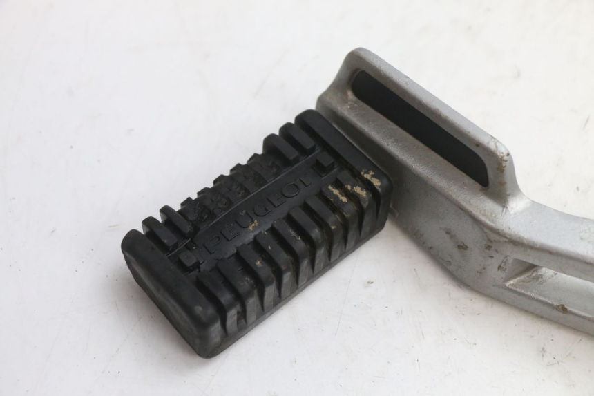 photo de FRONT LEFT FOOTREST MOUNT PEUGEOT 103 SPX CLIP 50 (1989 - 1992) - Component detail