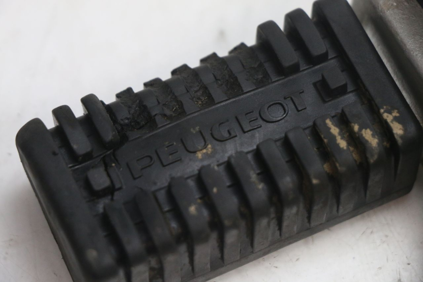 photo de FRONT LEFT FOOTREST MOUNT PEUGEOT 103 SPX CLIP 50 (1989 - 1992) - Zoom on usage condition