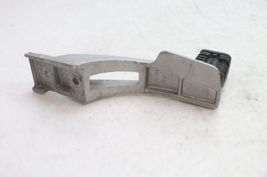 photo de FRONT LEFT FOOTREST MOUNT PEUGEOT 103 SPX CLIP 50 (1989 - 1992) - Technical close-up