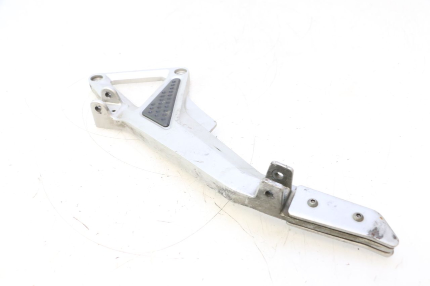 photo de FRONT LEFT FOOTREST MOUNT HONDA CB F HORNET 600 (2005 - 2006) - Technical close-up