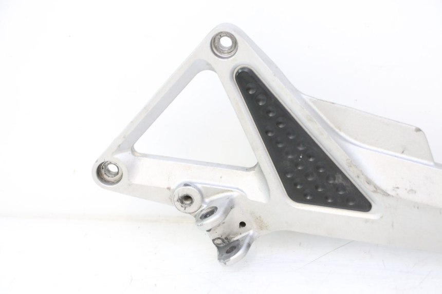 photo de FRONT LEFT FOOTREST MOUNT HONDA CB F HORNET 600 (2005 - 2006) - Surface and material condition