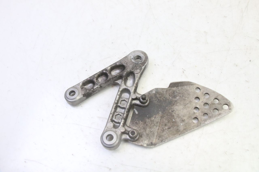 photo de LEFT FRONT FOOTREST BRACKET HONDA CBR RR FIREBLADE 900 (1992 - 1994) - Alternative perspective