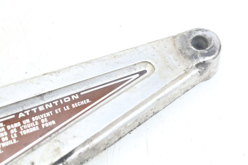 photo de LEFT FRONT FOOTREST BRACKET HONDA CM 125 (1983 - 2003) - Zoom on usage condition