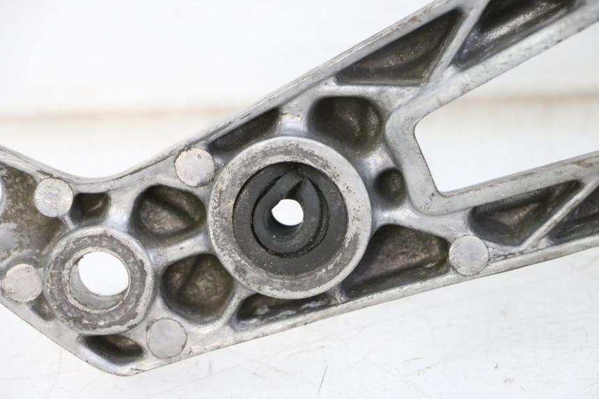 photo de FRONT LEFT FOOTREST MOUNT YAMAHA FJ 36Y 1100 (1984 - 1985) - Component detail