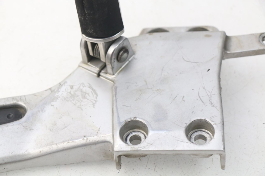 photo de LEFT FRONT FOOTREST BRACKET YAMAHA FJR ABS 1300 (2006 - 2012) - Zoom on usage condition