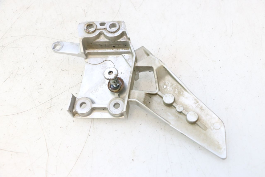 photo de FRONT LEFT FOOTREST MOUNT YAMAHA FJR 1300 (2001 - 2005) - Component detail