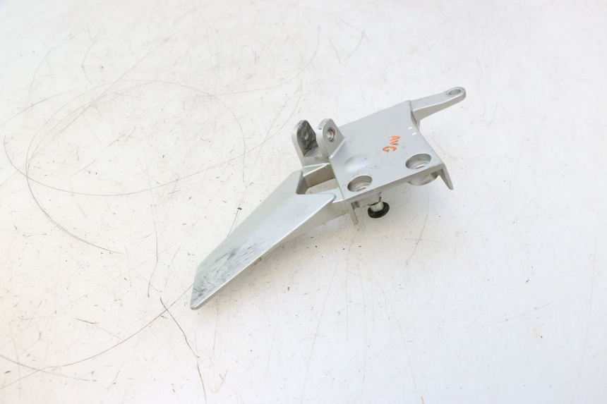 photo de FRONT LEFT FOOTREST MOUNT YAMAHA FJR 1300 (2001 - 2005) - Technical close-up