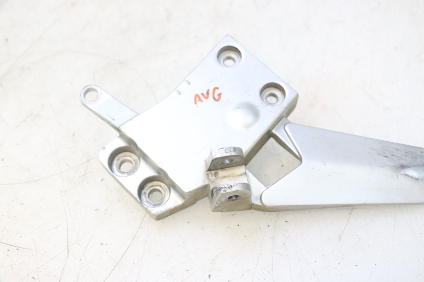 photo de FRONT LEFT FOOTREST MOUNT YAMAHA FJR 1300 (2001 - 2005) - Product overview