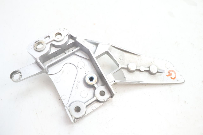 photo de FRONT LEFT FOOTREST MOUNT YAMAHA FJR 1300 (2001 - 2005) - Technical close-up