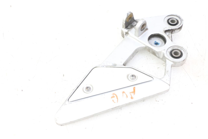 photo de FRONT LEFT FOOTREST MOUNT YAMAHA FZ6 FAZER S2 600 (2007 - 2011) - Product overview