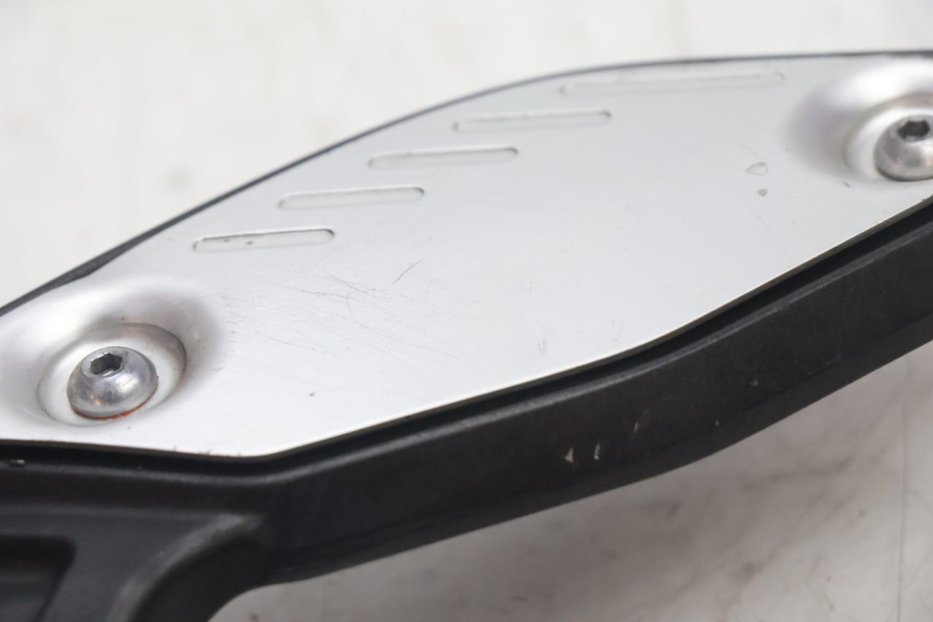 photo de FRONT LEFT FOOTREST MOUNT YAMAHA FZ8 800 (2010 - 2016) - Alternative perspective