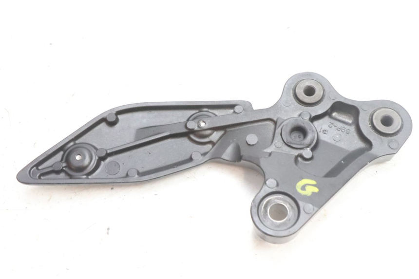 photo de FRONT LEFT FOOTREST MOUNT YAMAHA FZ8 800 (2010 - 2016) - Fixing points details