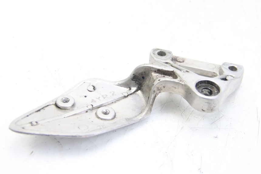 photo de LEFT FRONT FOOTREST BRACKET YAMAHA FZS FAZER 600 (2001 - 2003) - Alternative perspective