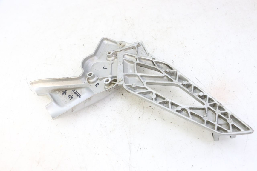 photo de FRONT LEFT FOOTREST MOUNT BMW G310 R 310 (2016 - 2020) - Zoom on usage condition