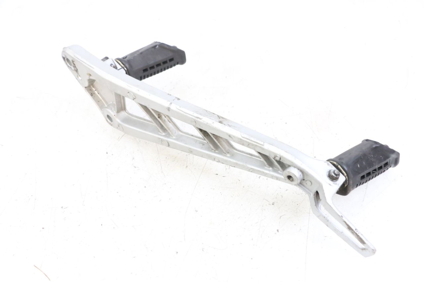 photo de FRONT LEFT FOOTREST MOUNT HYOSUNG GF 125 (2001 - 2005) - Technical close-up