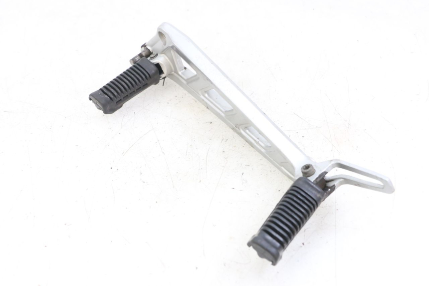 photo de FRONT LEFT FOOTREST MOUNT HYOSUNG GF 125 (2001 - 2005) - Fixing points details