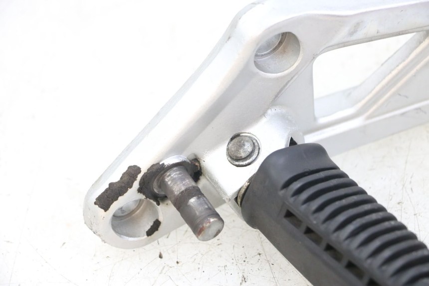 photo de FRONT LEFT FOOTREST MOUNT HYOSUNG GF 125 (2001 - 2005) - Surface and material condition