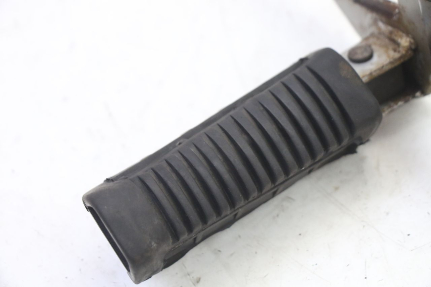 photo de FRONT LEFT FOOTREST MOUNT SUZUKI GS GSE 500 (2001 - 2003) - Alternative perspective