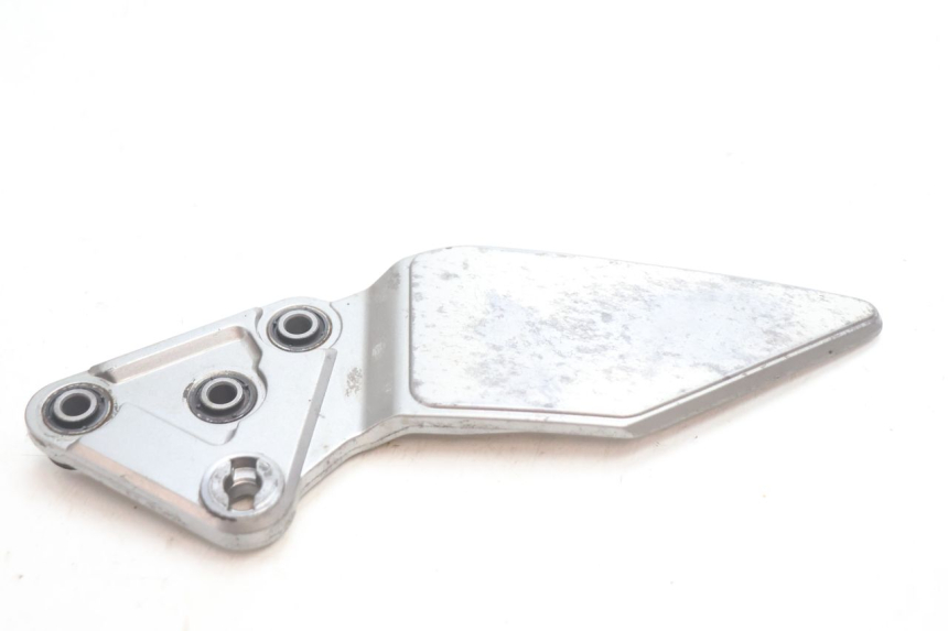 photo de FRONT LEFT FOOTREST MOUNT SUZUKI GSF N BANDIT 1200 (2001 - 2005) - Component detail
