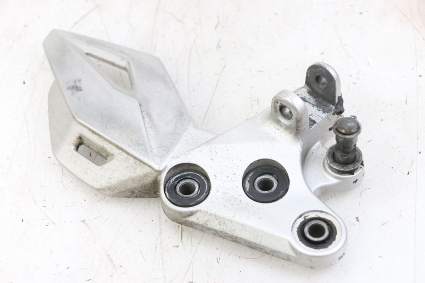 photo de FRONT LEFT FOOTREST MOUNT SUZUKI GSR 750 (2011 - 2017) - Main view