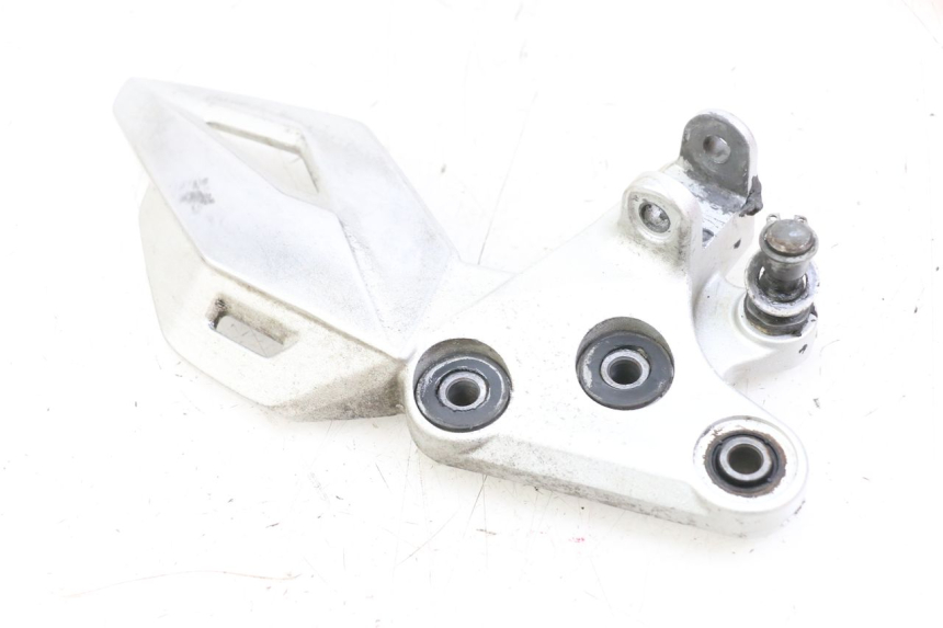 photo de FRONT LEFT FOOTREST MOUNT SUZUKI GSR 750 (2011 - 2017) - Component detail