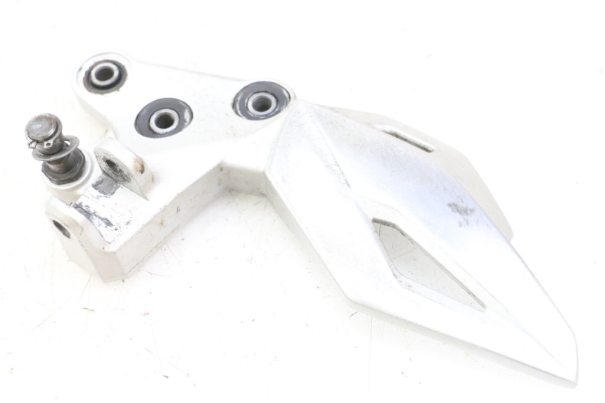 photo de FRONT LEFT FOOTREST MOUNT SUZUKI GSR 750 (2011 - 2017) - Zoom on usage condition