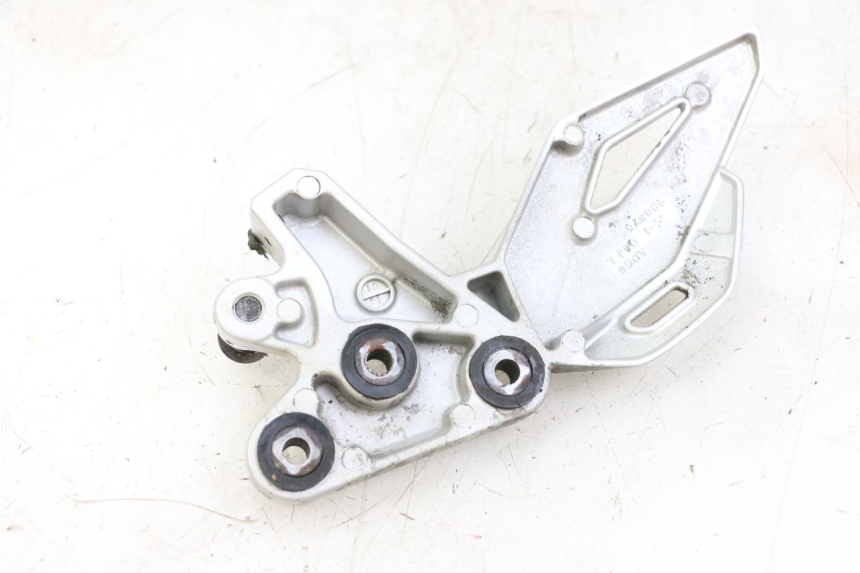 photo de FRONT LEFT FOOTREST MOUNT SUZUKI GSR 750 (2011 - 2017) - Technical close-up