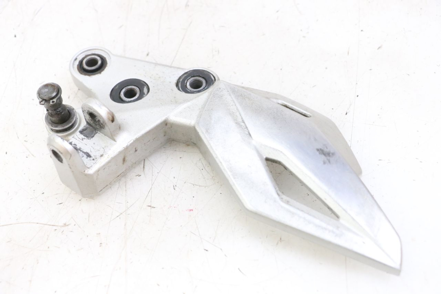 photo de FRONT LEFT FOOTREST MOUNT SUZUKI GSR 750 (2011 - 2017) - Fixing points details