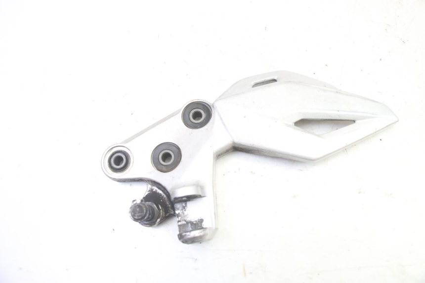 photo de FRONT LEFT FOOTREST MOUNT SUZUKI GSR 750 (2011 - 2017) - Main view