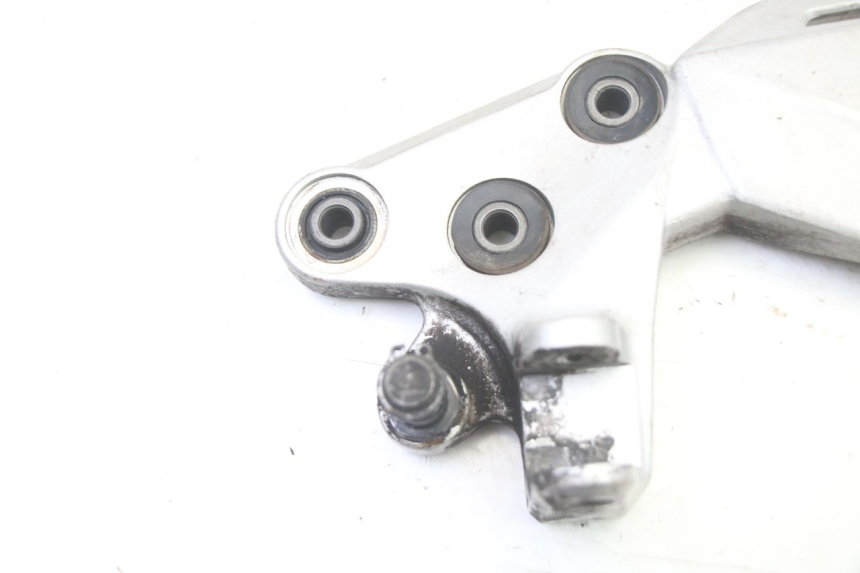 photo de FRONT LEFT FOOTREST MOUNT SUZUKI GSR 750 (2011 - 2017) - Component detail