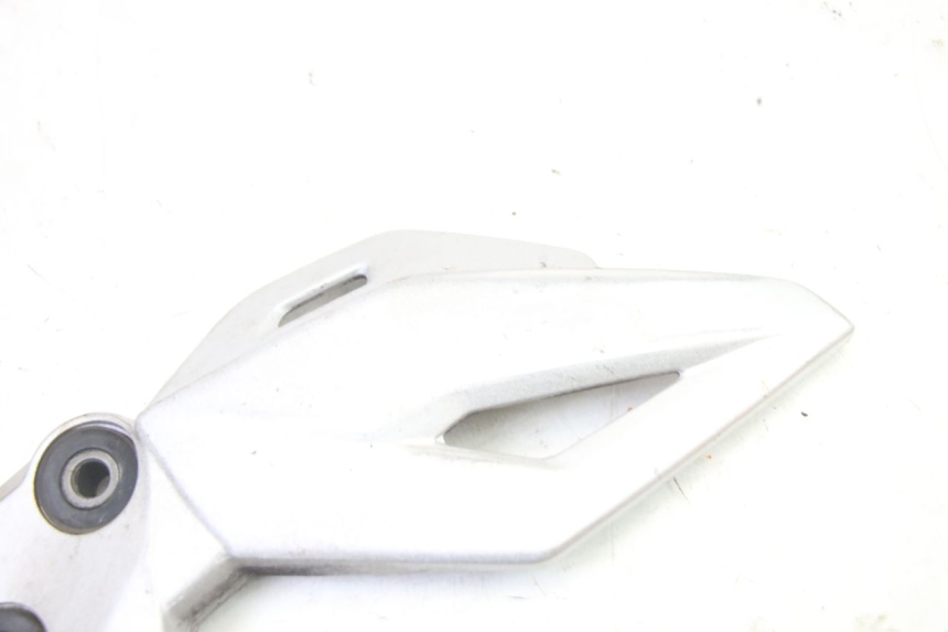 photo de FRONT LEFT FOOTREST MOUNT SUZUKI GSR 750 (2011 - 2017) - Zoom on usage condition