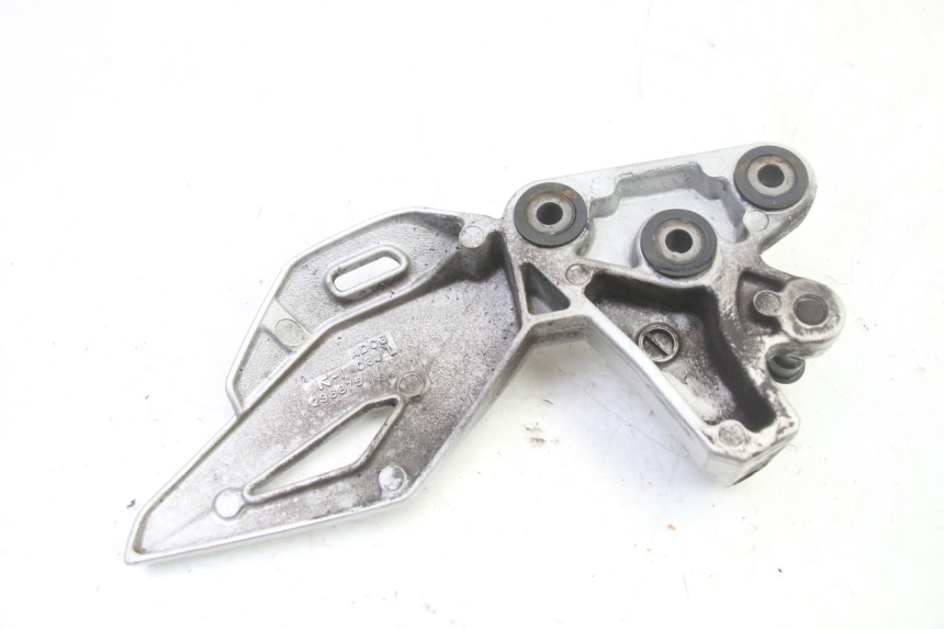 photo de FRONT LEFT FOOTREST MOUNT SUZUKI GSR 750 (2011 - 2017) - Technical close-up