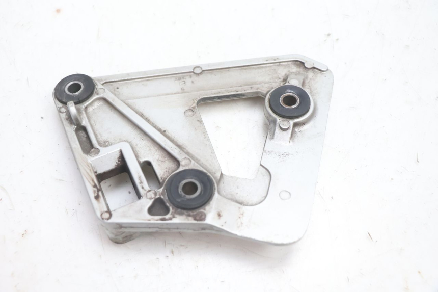 photo de FRONT LEFT FOOTREST MOUNT SUZUKI GSX F GSXF 750 (1988 - 1998) - Technical close-up